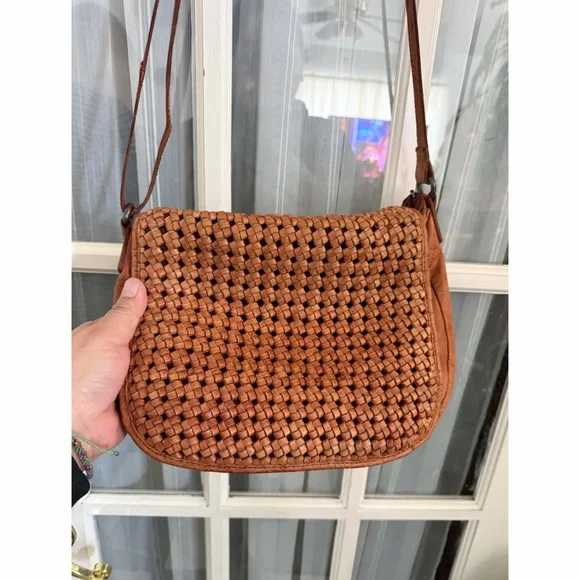 Chic Tan Woven Crossbody Leather Bag - Picture 3 of 8